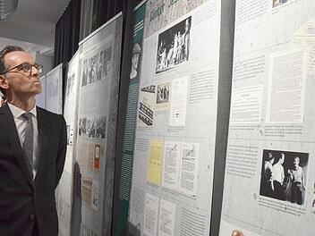 Justizminister Heiko Maas besichtigt die Ausstellung "Demokratie wagen" in der Neustadter Kultur.Werk.Stadt. Fotos: Rainer Lutz
