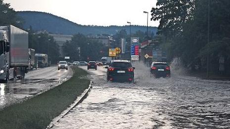 Eine finanzielle Hilfe für die Geschädigten des Kulmbacher Pfingst-Hochwassers fordert Stadtrat Ingo Lehmann. Foto: BR-Archiv/Karl-Heinz Weber