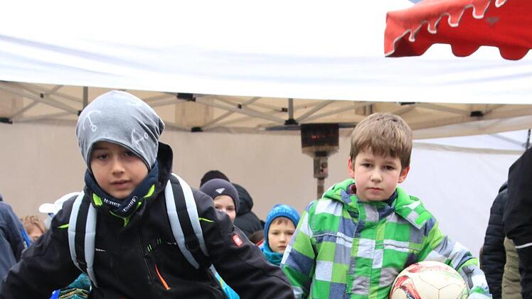 Toni Schatz kickt für Sticker an der Torwand. Foto: Andreas Hofbauer