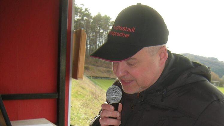 Fuchsstadts Stadionsprecher Udo Geier im Einsatz.ssp