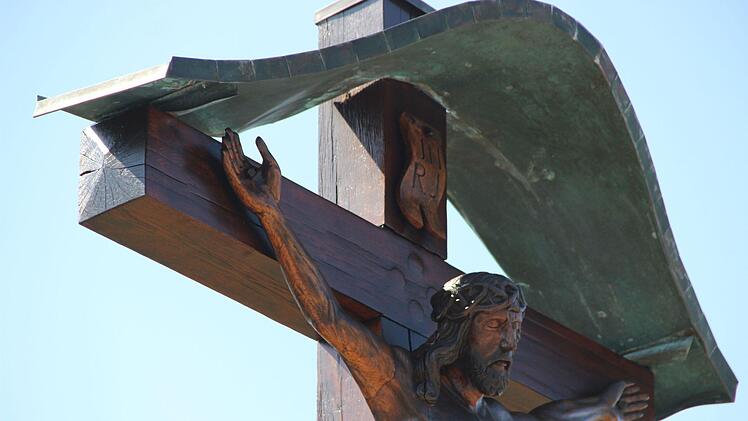 Das Schutzdach des Windheimer Hochkreuzes muss noch erneuert werden. Foto: Heike Beudert