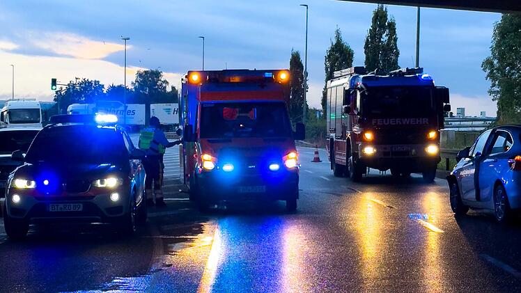 Rettungskräfte der Bayreuther Feuerwehr, der Polizei und des BRK waren bei einem Unfall nahe der Autobahn vor Ort.