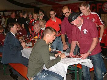 Autogramm-Marathon: Die Unterschrift von Club-Profi Robert Mak (vorne links) war beim Fanclub-Treffen in Windheim heiß begehrt. Fotos: Hans Franz