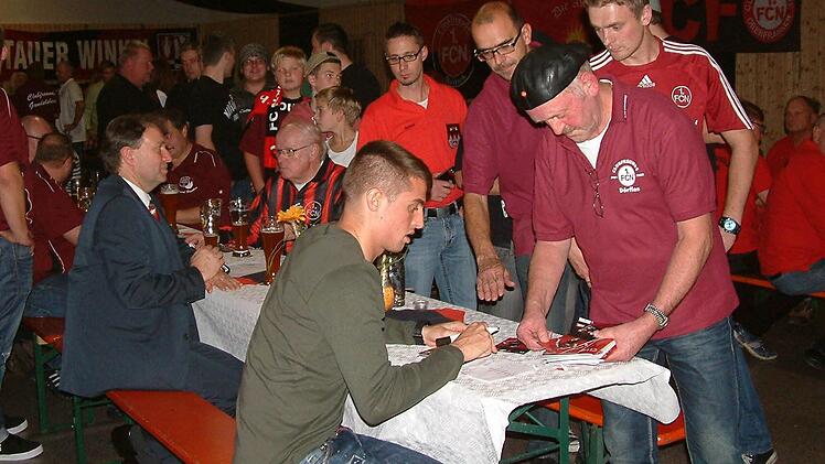 Autogramm-Marathon: Die Unterschrift von Club-Profi Robert Mak (vorne links) war beim Fanclub-Treffen in Windheim heiß begehrt. Fotos: Hans Franz