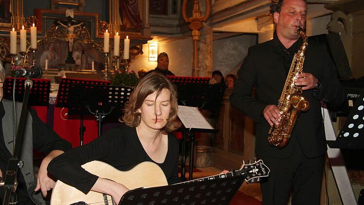 Das Duo ThomKa alias Thomas Eschenbacher und Katharina Hargens (Gitarre) überzeugte mit anspruchsvoller Musik, die virtuos gespielt war: Zum Dahinschmelzen schön. Foto: Sonja Adam