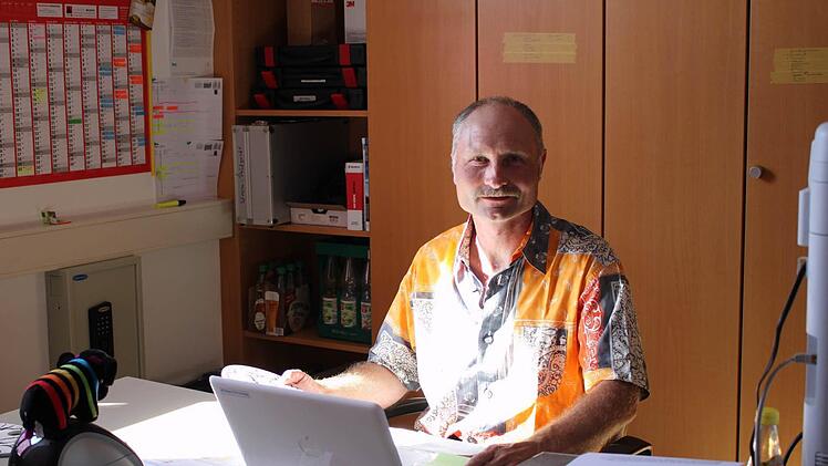 Obermeister Michael Ott, Burgpreppach, sitzt an seinem Schreibtisch in der neu eingerichteten Geschäftsstelle. "Jetzt sind die Innungssachen klar von den anderen Sachen getrennt und immer greifbar" freut er sich. Foto: Katharina Becht
