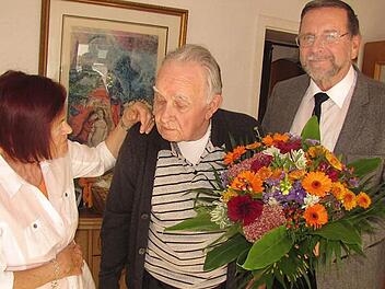 Heinz und Ingetraut Pohle feierten am Donnerstag in Seidmannsdorf ihre diamantene Hochzeit. Die Glückwünsche der Stadt Coburg überbrachte Bürgermeister-Stellvertreter Hans-Heinrich Eidt.  Foto: Martin Koch