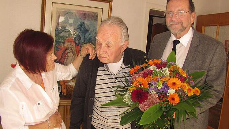 Heinz und Ingetraut Pohle feierten am Donnerstag in Seidmannsdorf ihre diamantene Hochzeit. Die Glückwünsche der Stadt Coburg überbrachte Bürgermeister-Stellvertreter Hans-Heinrich Eidt.  Foto: Martin Koch