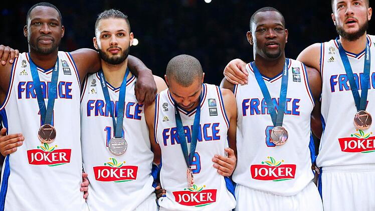 Die Franzosen (von links) lorent Pietrus, Evan Fournier, Tony Parker, Charles Kahudi, and Joffrey Lauvergne stehen nach der Überreichung der Bronzemedaille zusammen. Foto: Voan Valat/dpa