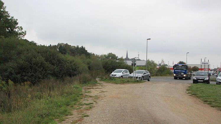 Am Ende des Gewerbegebiets Mainau könnten die Gebäude theoretische entstehen, denn die Bundesregierung hat Ende 2014 den Paragraphen 246 des Baugesetzbuches bewusst so abgeändert, dass die Gewerbegebietsbebauung mit Aufnahmeeinrichtungen grundsätzlich möglich wurde. Foto: Matthias Einwag