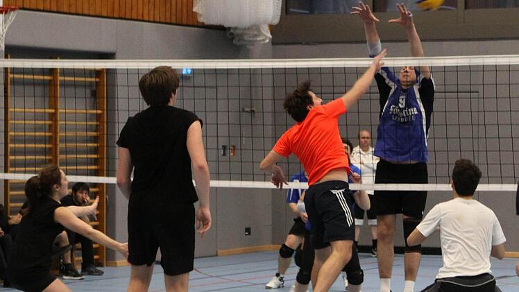 Die Würzburger Turniersieger überwinden den Block der Fuldaer. Foto: Thomas Dill