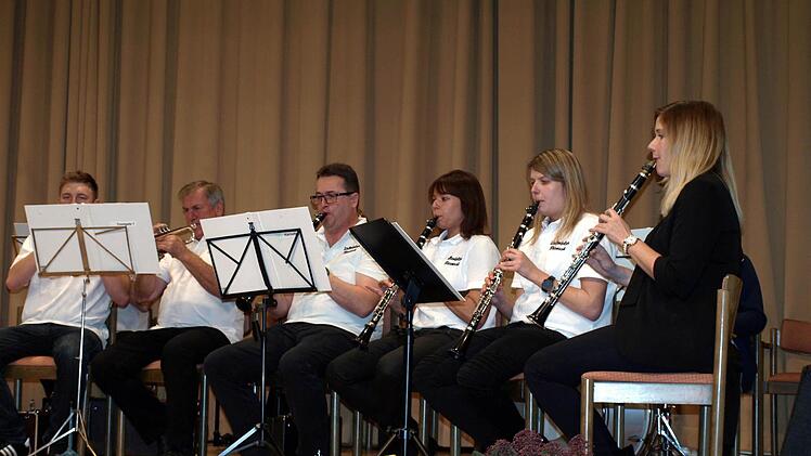 Die Wallenfelser Blasmusik eröffnete das Herbstkonzert im Kulturzentrum. Foto: Susanne Deuerling