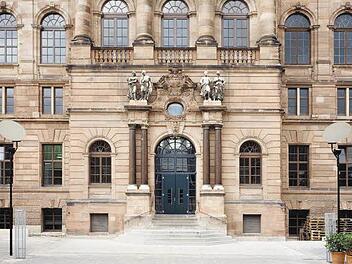 "Als Dienstgebäude in Nürnberg ist das frühere Gewerbemuseum vorgesehen. Das Staatsministerium für Gesundheit- und Pflege beabsichtigt, in den Mietvertrag von ,Bayern Innovativ` nach deren Auszug einzutreten", sagt Ministerin Melanie Huml (CSU). Der Eigentümer sei einverstanden. Im nächsten Jahr sollen bereits die ersten Mitarbeiter ihres Hauses in Nürnberg ihren Dienst verrichten.Foto: Nürnberger Versicherungsgruppe