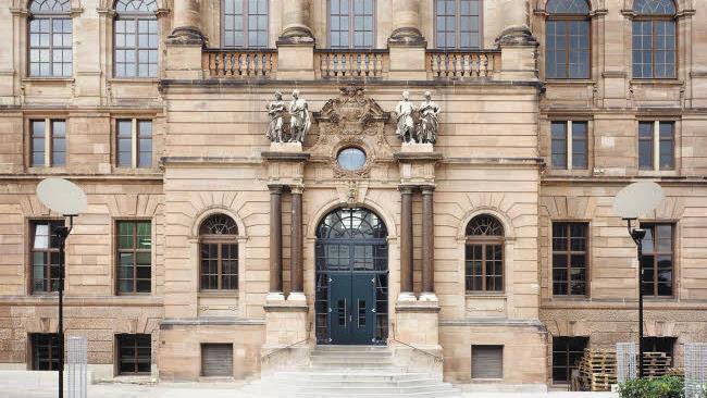 "Als Dienstgebäude in Nürnberg ist das frühere Gewerbemuseum vorgesehen. Das Staatsministerium für Gesundheit- und Pflege beabsichtigt, in den Mietvertrag von ,Bayern Innovativ` nach deren Auszug einzutreten", sagt Ministerin Melanie Huml (CSU). Der Eigentümer sei einverstanden. Im nächsten Jahr sollen bereits die ersten Mitarbeiter ihres Hauses in Nürnberg ihren Dienst verrichten.Foto: Nürnberger Versicherungsgruppe