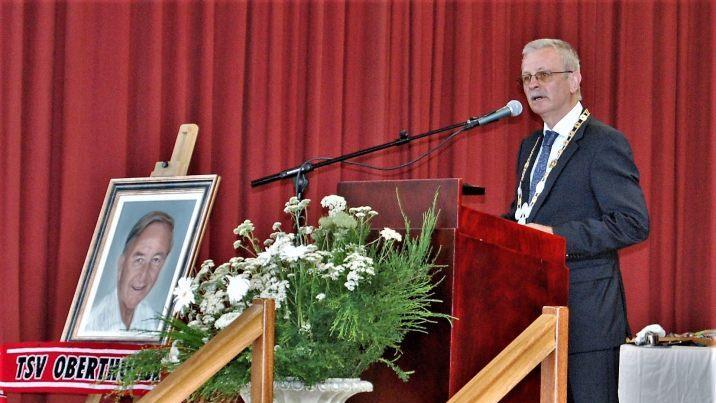 ürgermeister Gotthard Schlereth würdigte den Politiker Herbert Neder. Foto: Sigismund von Dobschütz