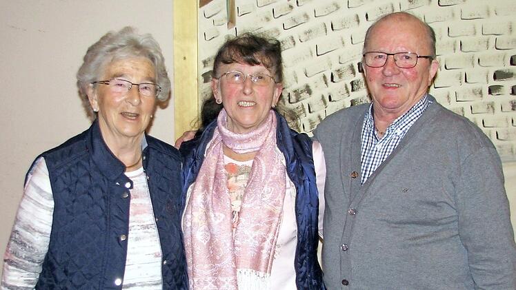 Nach zusammen 86 Jahren Mitarbeit im Vorstand verabschiedete Edeltraud Oberm&uuml;ller (Mitte) Helga Pistor (links) und Oskar Paschold vom Ehrenamt.  Foto: Norbert Karbach