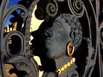 Die Darstellung eines dunkelhäutigen Menschen mit dicken Lippen und großem Ohrring bezeichnen die beiden Initiatorinnen der Petition gegen das Coburger Stadtwappen als "ein höchst rassistisches Überbleibsel der Kolonialzeit.  Foto: Archiv/Jochen Berger