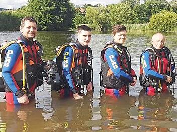 Die erfolgreichen Tauchabsolventen (von links) Marcus Gampert, Luca Hofmann sowie Jannis und Michael Trinkwalter bei einer ihrer &Uuml;bungen im Main Foto: privat