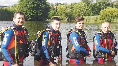 Die erfolgreichen Tauchabsolventen (von links) Marcus Gampert, Luca Hofmann sowie Jannis und Michael Trinkwalter bei einer ihrer &Uuml;bungen im Main Foto: privat