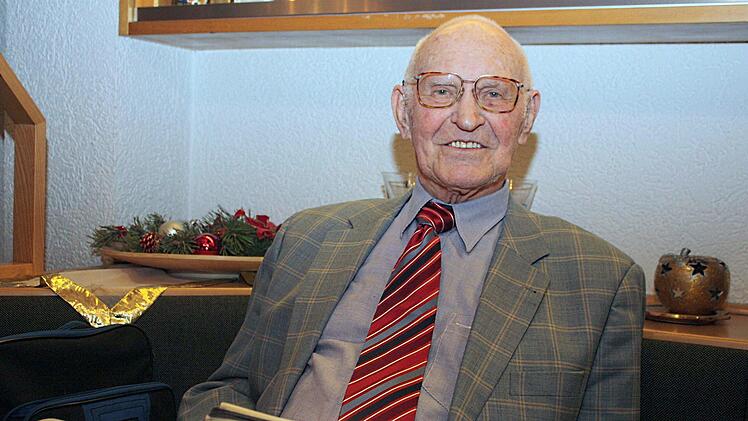 Hans Bitter bei der Ehrung zu seiner 75-jährigen TSH-Mitgliedschaft    Foto: Richard Sänger