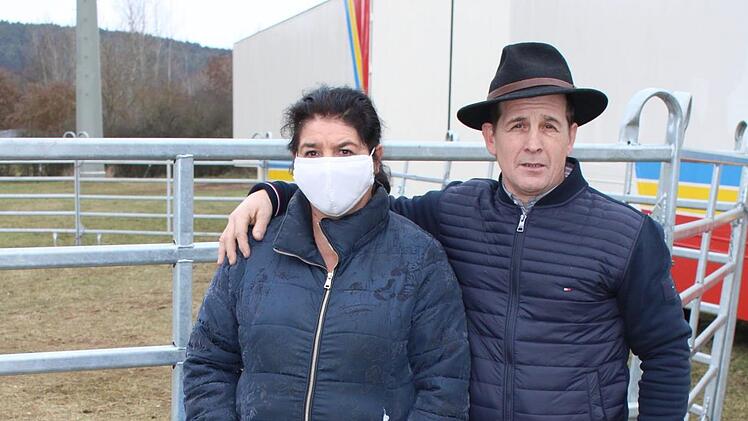 Circusinhaberin Tamara Renz hofft mit ihrem Schwager, Clown Karl-Heinz Renz auf Spenden.