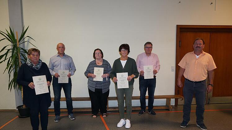 Ehrungen für 25 Jahre beim Rhönklub Zweigverein Oberbach: (von links) Gertrud Reuss, Bernd Kirchner, Maria Laschütza, Andrea Hüfner und Roland Hüfner  mit dem Vorsitzenden Roland Heublein. Foto: Marion Eckert