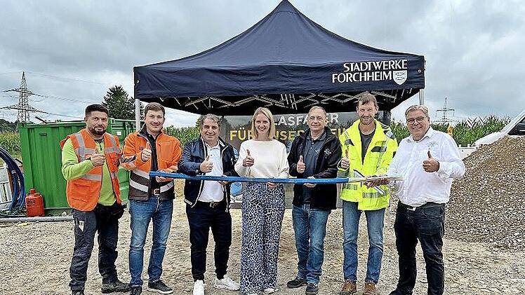 Beim Start des Glasfaserausbaus in Dobenreuth (v. l.): Abit Behrami (Kolonnenführer Leonhard Weiss GmbH & Co. KG), Dominik Niebler (Oberbauleiter), Christian Sponsel (Geschäftsführer Stadtwerke Forchheim), Elisabeth Simmerlein (Bürgermeisterin der...