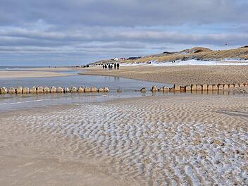 Wanderung am Strand im Winter auf Sylt nach Wenningstedt, Walk on the beach in winter on Sylt to Wenningstedt,  Heruntergeladen Wanderung am Strand im Winter auf Sylt nach Wenningstedt  von ahornfoto