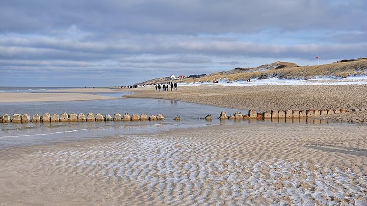 Wanderung am Strand im Winter auf Sylt nach Wenningstedt, Walk on the beach in winter on Sylt to Wenningstedt,  Heruntergeladen Wanderung am Strand im Winter auf Sylt nach Wenningstedt  von ahornfoto