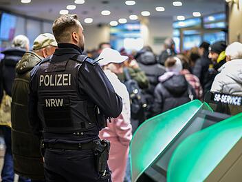 Einbrecher bohren Loch in Tresorraum