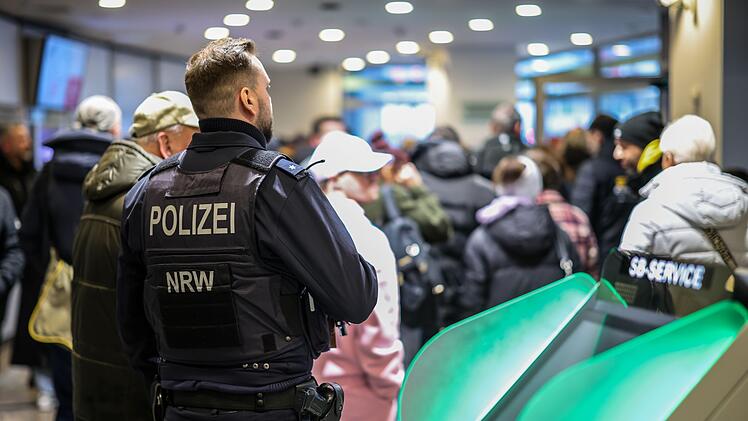 Einbrecher bohren Loch in Tresorraum