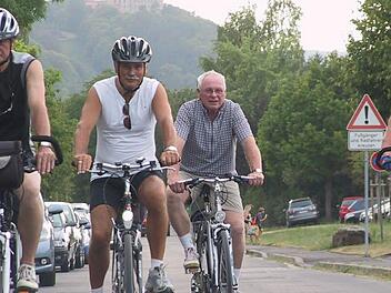 Die Radelgruppe des Rhönklubs, im Bild Wolfgang Jordan, Friedrich Rau, Günter Dittmar und Edgar Hoch (von links). Die Freizeitsportler starten von Mai bis September jeden Dienstagabend am Sportzentrum zu einer gemeinsamen Tour.  Foto: Markus Reeh
