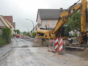 Der Neubau der Kreisstraße in Hetzlos hat begonnen. Für die Gestaltung der Gehsteige, die gepflastert werden sollen, müssen die Anlieger kräftig in die Tasche greifen.  Foto: Günther Straub