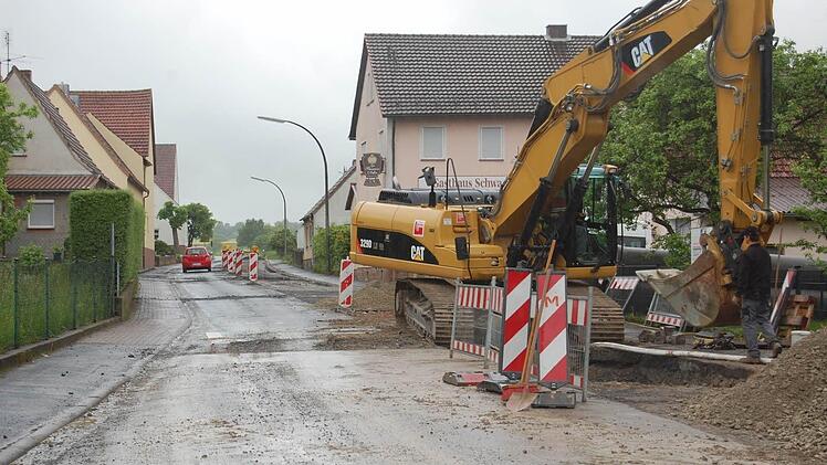 Der Neubau der Kreisstraße in Hetzlos hat begonnen. Für die Gestaltung der Gehsteige, die gepflastert werden sollen, müssen die Anlieger kräftig in die Tasche greifen.  Foto: Günther Straub