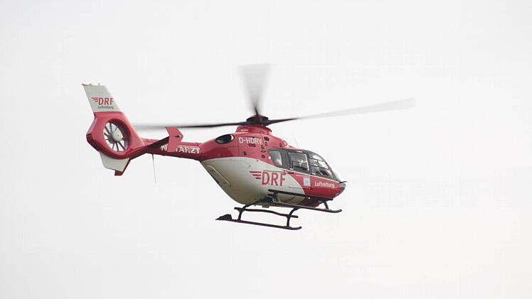 Zwischen Zeegendorf und Teuchatz im Landkreis Bamberg hat sich ein schwerer Autounfall ereignet. Bei einem Frontalzusammenstoß ist eine Person nach Angaben der Rettungskräfte lebensgefährlich verletzt worden. Der Rettungshubschrauber war im Einsatz. Foto: Ferdinand Merzbach