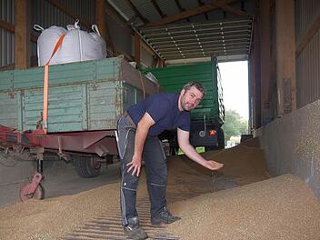 Das Lager ist voll: Der Thanner Landwirt Dirk Eichhorn ist mit den Ernteerträgen 2014 ganz zufrieden. Foto: Berthold Köhler