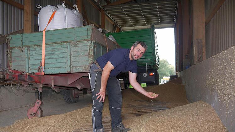 Das Lager ist voll: Der Thanner Landwirt Dirk Eichhorn ist mit den Ernteerträgen 2014 ganz zufrieden. Foto: Berthold Köhler