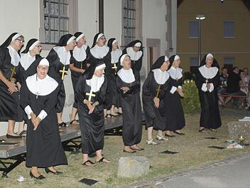 Rock my soul: Amerikanisches Gotteslob im modernen Musikgewand zeigten die Kümmi-Damen mit Szenen aus "Sister act". Foto: Winfried Ehling