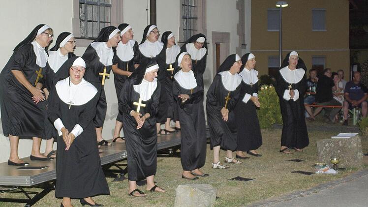 Rock my soul: Amerikanisches Gotteslob im modernen Musikgewand zeigten die Kümmi-Damen mit Szenen aus "Sister act". Foto: Winfried Ehling