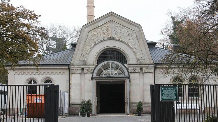 Nun steht am Friedhof wieder die Aussegnungshalle aus dem Jahr 1907 zur Verfügung, bis dort die Bauarbeiten weitergehen. Foto: Simone Bastian