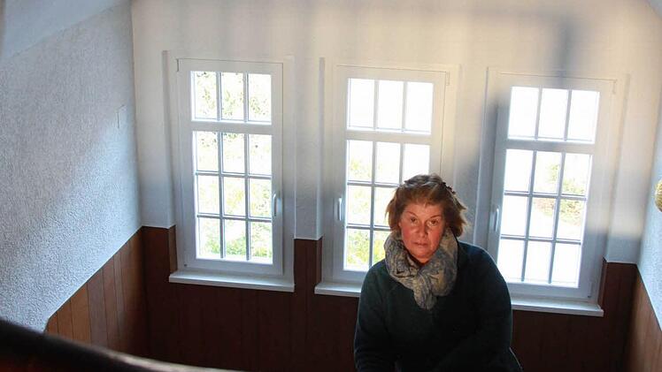 Es müsste viel gemacht werden an der alten Villa, meint Annette Limpert. Noch einmal etwas ganz anderes? Dafür hat die 52-Jährige keine Kraft mehr. Die Kurpension Trümbach wird nach fast 100 Jahren im Familienbesitz verkauft. 1996 hatte das Sanatorium 10 000 Übernachtungen pro Jahr. Foto: Carmen Schmitt