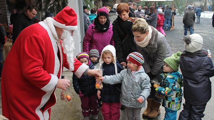 Höhepunkt für die kleinen Gäste war der Besuch des Nikolaus, der für jedes Kind eine Kleinigkeit dabei hatte.