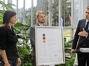 Ralf Schmitt (Mitte) konnte von Anja Schlottmann (Initiative " Ausgezeichnete Orte im Land der Ideen") und Michael Kauschinger (Deutsche Bank) die vom Bundespräsidenten unterzeichnete Urkunde und die Auszeichnung entgegen nehmen. Foto: Veronika Schadeck
