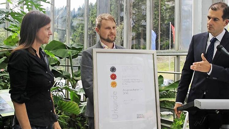 Ralf Schmitt (Mitte) konnte von Anja Schlottmann (Initiative " Ausgezeichnete Orte im Land der Ideen") und Michael Kauschinger (Deutsche Bank) die vom Bundespräsidenten unterzeichnete Urkunde und die Auszeichnung entgegen nehmen. Foto: Veronika Schadeck