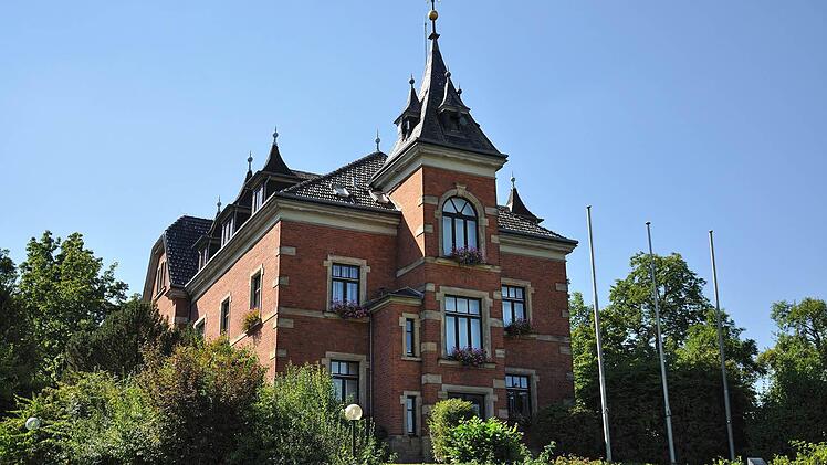 Das schmucke Rathaus ist ein ehemaliges Schulgebäude.  Foto: Harald Koch