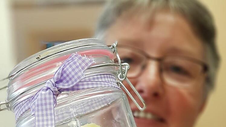 Christine Schroll mit den Sheabutter-Tabs für das Fußbad. Fein.
