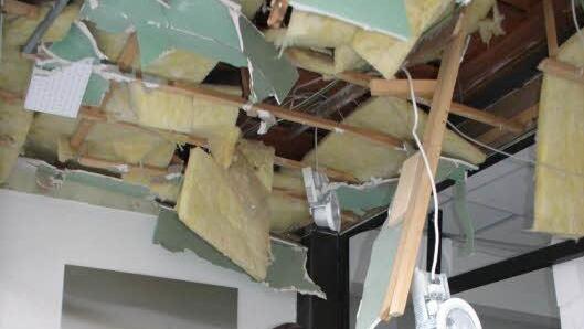 2007 detonierte in der VR-Bank in Burghaslach eine Rohrbombe, die den kompletten Vorraum zerstörte. Das Ziel der unbekannten Täter jedoch, der Geldautomat, überlebte die Attacke.  Foto: Andreas Dorsch