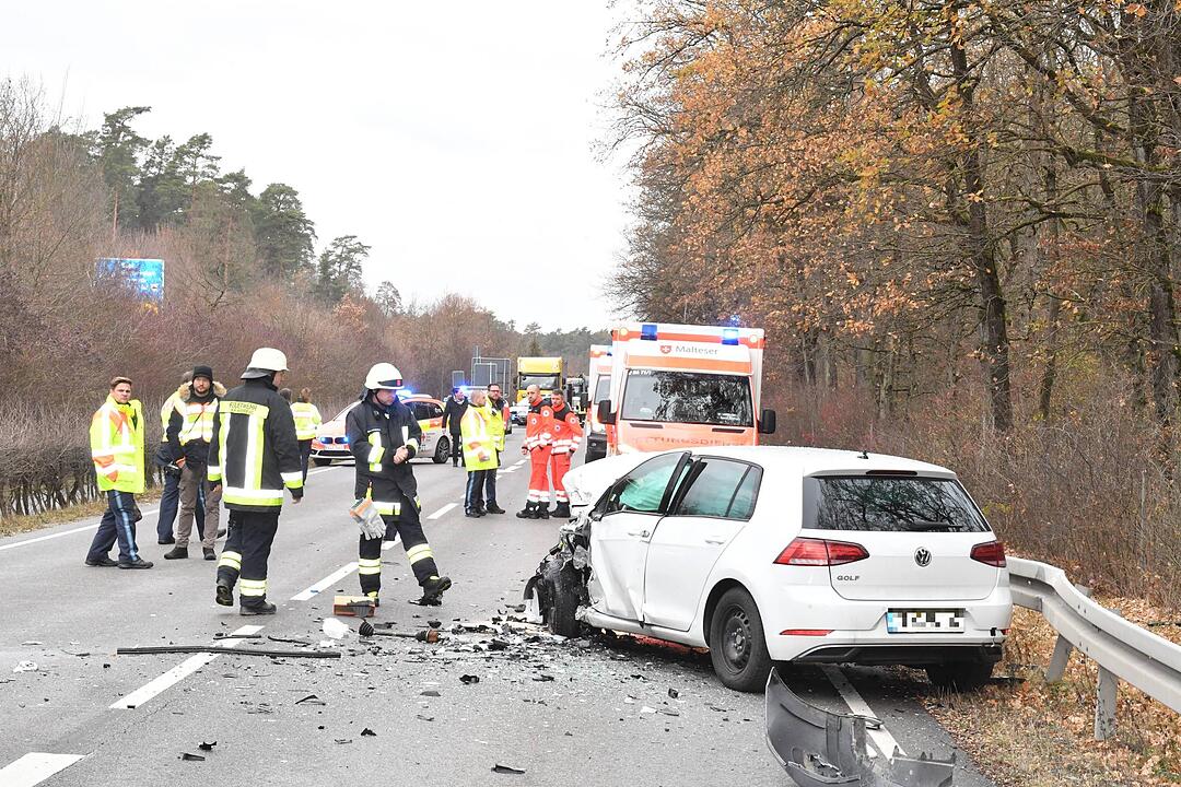 Ein schwerer Frontalzusammenstoß ist am Montagmittag zwischen Strullendorf und Bamberg passiert. Dabei wurde eine Person tödlich verletzt.