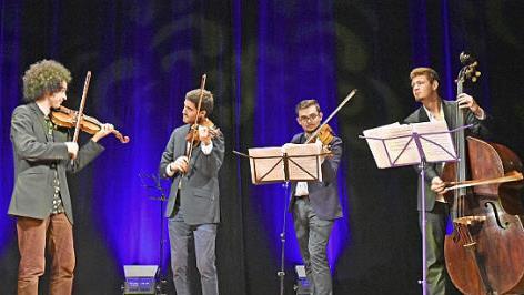 Das Streichquartett "Lockere Saiten" spielte beim kostenlosen Konzert für Senioren in der Stadthalle in Haßfurt eine Mischung aus klassischer, rockiger und poppiger Musik und erhielt viel Beifall.  Foto: Ulrike Langer