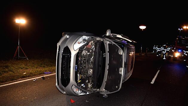 Im Landkreis Lichtenfels hat sich in der Nacht von Samstag auf Sonntag ein schwerer Unfall ereignet. Auf der B289 erfasste eine 78-J&auml;hrige  einen betrunkenen 20-J&auml;hrigen mit ihrem Wagen.  Foto:  Merzbach / News5